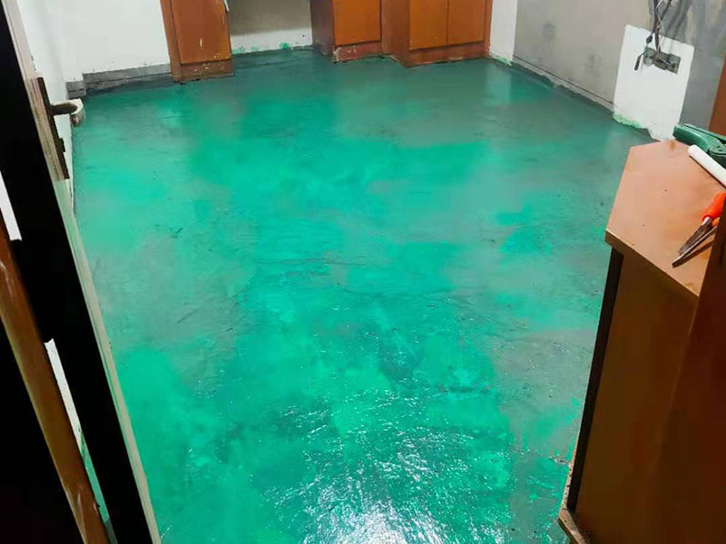 地面找平維修：1、如果地面平整度相對比較高，可以用鋪墊寶找平。比較省事，效果也好。地面平整度差的多了，建議不用鋪墊寶。因為鋪墊寶可以對地面有特別突出的，例如石子等，有調(diào)節(jié)作用，對于局部小范圍不平，沒法調(diào)節(jié)。弄不好，腳踩著還會發(fā)軟。 　　2、如果地面平整度差的不多，不用調(diào)節(jié)不同地面材料的高差，可以用水泥自流平來處理。厚度不高，施工質(zhì)量很好。 　　3、如果地面平整度差的比較多，建議用水泥沙漿找平，一次可以解決平整度和調(diào)整高差兩個問題。 　　4、如果地面的平整度誤差，只在局部范圍，也可以采用更靈活的辦法。在地板安裝前，請安裝工人，用快干粉之類的，實施局部找平，不影響安裝速度和質(zhì)量。