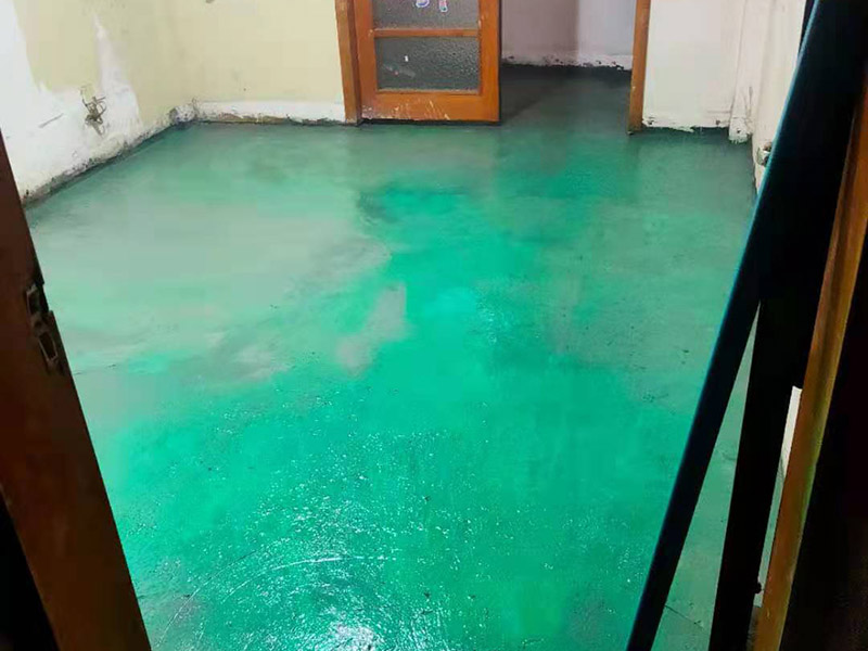 地面找平維修：1、如果地面平整度相對比較高，可以用鋪墊寶找平。比較省事，效果也好。地面平整度差的多了，建議不用鋪墊寶。因為鋪墊寶可以對地面有特別突出的，例如石子等，有調(diào)節(jié)作用，對于局部小范圍不平，沒法調(diào)節(jié)。弄不好，腳踩著還會發(fā)軟。 　　2、如果地面平整度差的不多，不用調(diào)節(jié)不同地面材料的高差，可以用水泥自流平來處理。厚度不高，施工質(zhì)量很好。 　　3、如果地面平整度差的比較多，建議用水泥沙漿找平，一次可以解決平整度和調(diào)整高差兩個問題。 　　4、如果地面的平整度誤差，只在局部范圍，也可以采用更靈活的辦法。在地板安裝前，請安裝工人，用快干粉之類的，實施局部找平，不影響安裝速度和質(zhì)量。