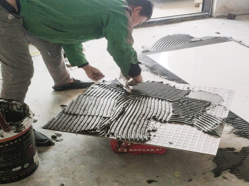 客廳地磚鋪貼:鋪貼前應(yīng)用水泥砂漿找地面或墻面，并按磚體尺寸劃好線，劃線時需預(yù)留3－5mm的灰縫，以防粘結(jié)物與磚體膨脹系數(shù)不一致而導(dǎo)致不良后果產(chǎn)生。 瓷磚受熱或者冬天遇冷會存在一定熱脹冷縮，同時粘貼瓷磚的水泥沙土也會隨著溫度和濕度的變化出現(xiàn)一定膨脹收縮，瓷磚間不留縫隙很容易導(dǎo)致瓷磚起拱裂開。瓷磚邊緣存在一定誤差，每塊瓷磚不能保證完全的平整，特別是裝修現(xiàn)場切割瓷磚容易出現(xiàn)誤差，留縫能保持整體整齊劃一。 