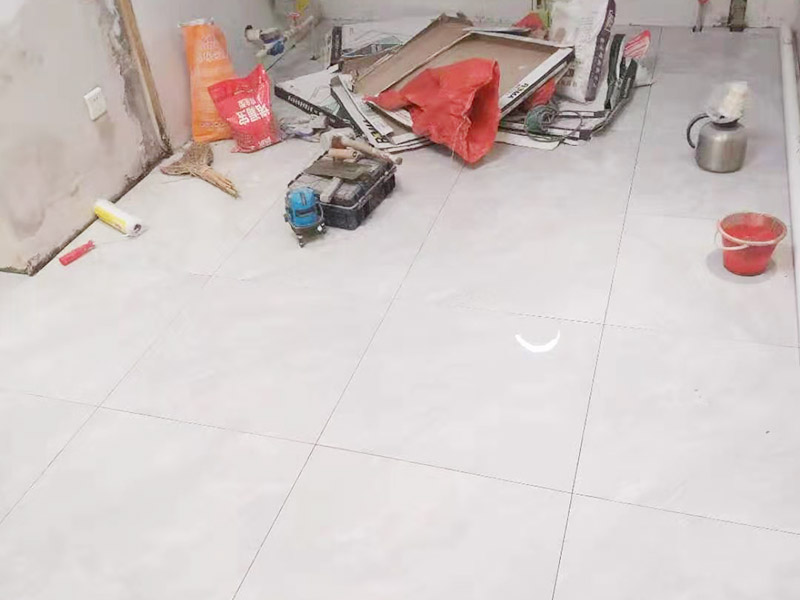 客廳地磚鋪貼:鋪貼前應(yīng)用水泥砂漿找地面或墻面，并按磚體尺寸劃好線，劃線時需預(yù)留3－5mm的灰縫，以防粘結(jié)物與磚體膨脹系數(shù)不一致而導(dǎo)致不良后果產(chǎn)生。 瓷磚受熱或者冬天遇冷會存在一定熱脹冷縮，同時粘貼瓷磚的水泥沙土也會隨著溫度和濕度的變化出現(xiàn)一定膨脹收縮，瓷磚間不留縫隙很容易導(dǎo)致瓷磚起拱裂開。瓷磚邊緣存在一定誤差，每塊瓷磚不能保證完全的平整，特別是裝修現(xiàn)場切割瓷磚容易出現(xiàn)誤差，留縫能保持整體整齊劃一。 