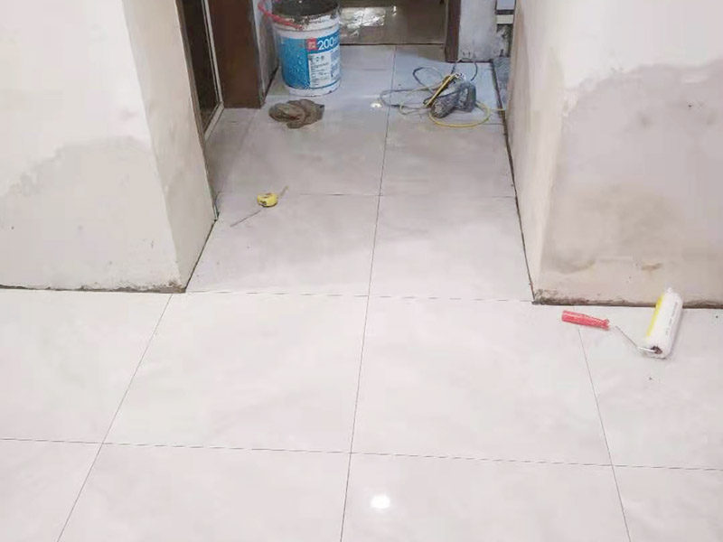 客廳地磚鋪貼:鋪貼前應(yīng)用水泥砂漿找地面或墻面，并按磚體尺寸劃好線，劃線時需預(yù)留3－5mm的灰縫，以防粘結(jié)物與磚體膨脹系數(shù)不一致而導(dǎo)致不良后果產(chǎn)生。 瓷磚受熱或者冬天遇冷會存在一定熱脹冷縮，同時粘貼瓷磚的水泥沙土也會隨著溫度和濕度的變化出現(xiàn)一定膨脹收縮，瓷磚間不留縫隙很容易導(dǎo)致瓷磚起拱裂開。瓷磚邊緣存在一定誤差，每塊瓷磚不能保證完全的平整，特別是裝修現(xiàn)場切割瓷磚容易出現(xiàn)誤差，留縫能保持整體整齊劃一。 