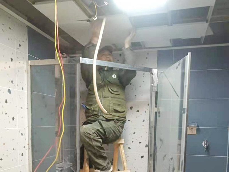 衛(wèi)生間局部安裝：浴室柜鏡子在安裝之前，要測量好鏡子的尺度，鏡子的尺度應(yīng)該用卷尺量出，然后再在適合的位置，將墻面打孔，然后裝入墻塞，然后將螺絲擰入墻內(nèi)一定深度，然后再確定鏡子的穩(wěn)定性。根據(jù)鏡子背面墻上的兩個(gè)孔，對(duì)準(zhǔn)套入墻內(nèi)的螺絲釘，固定好之后再用手緊緊的將它擰好，然后再用手試一下，看看鏡子會(huì)不會(huì)有松動(dòng)問題，如果鏡子沒有東倒西歪的問題，那么鏡子就算是已經(jīng)安裝了，最后，鏡子安裝好之后，要注重鏡面的清潔，一定要用濕毛巾先把鏡子好好擦一下，然后再用干毛巾再擦拭一遍，保證好鏡子的清潔和干凈，就可以進(jìn)行使用了。