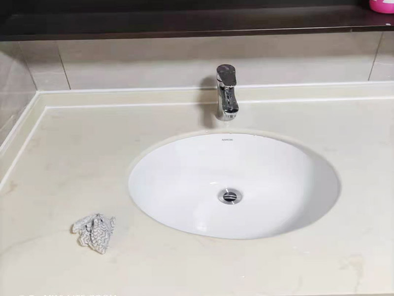 水槽臺盆安裝：在放置水槽之前，我們需要將水槽的一些功能配件都安裝完畢后，將水槽臺下盆安放在原先設(shè)計好的位置，將水槽安裝完畢之后，便可以進(jìn)行接下來的安裝程序。安裝水槽是水槽臺下盆安裝非常重要的一個步驟，水槽安裝的好壞，將會在一定程度上影響水槽日后的使用效果。需要將前面安裝完畢的水龍頭上的進(jìn)水管一端連接到進(jìn)水開關(guān)位置，安進(jìn)水管時除了要注意它銜接是否牢固，還需要注意不要將冷熱水管的位置給混淆不清。接下來就是安裝溢水孔的下水管，安裝時需要它銜接處是否密封。最后，只需將過濾籃和整體的排水管安裝完畢即可。