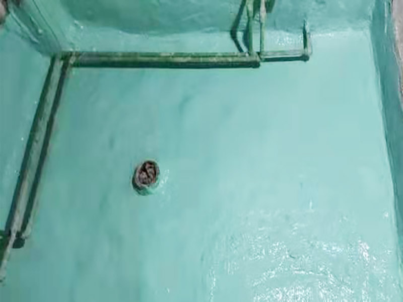 廁所地面刷防水：作防水前，一定要把需要作防水的墻面和地面打掃干凈，否則，再好的防水劑也起不到防水的作用。一般的墻面防水劑要刷到30厘米的高度。地面要全部刷到，而且必須等第一遍干了后，才能刷第二遍。防水重點(diǎn)位置：墻角位置，要多刷1－2遍。下水管周圍，要多刷1－2遍。防水做完了，不要以為就沒(méi)有事了，還要“開(kāi)閘放水”，試水。試水一試就是24個(gè)小時(shí)，看周圍墻面有沒(méi)有滲水現(xiàn)象