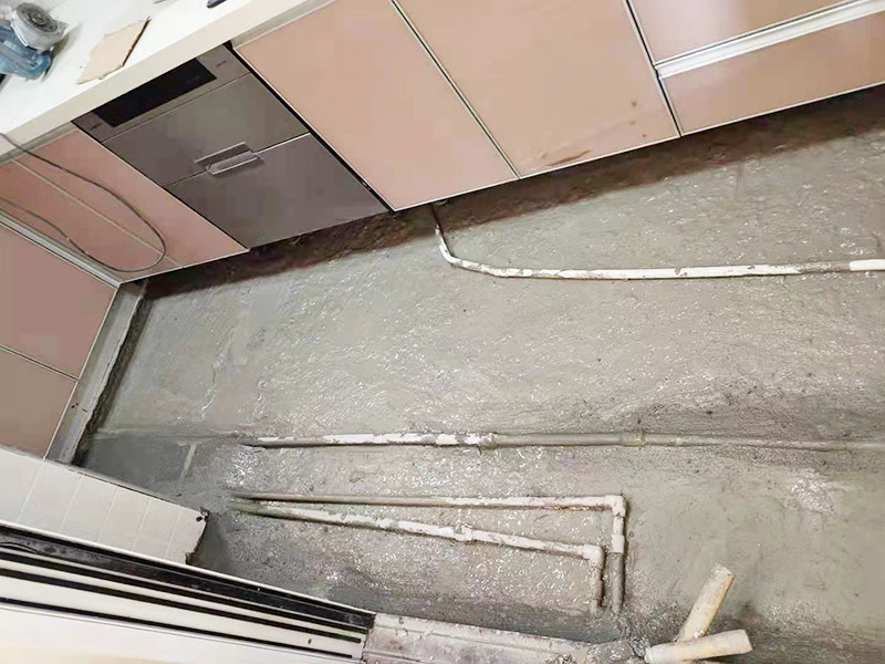 廚房地面埋管找平：一般房屋的地面上有比較凸出的地方，可以采用旋轉(zhuǎn)平磨的方式將高的地方打磨下去前提是下邊沒有管道。如果高的地方不打磨，那么找平出來的地面就會出現(xiàn)由齒刮刮出來的地面在高的地方同樣留下了同樣多的水泥，最后找出來的地面好是高的地方依然高，低的地方依然低。同時打磨還能節(jié)約不少的用料，這是地面找平中一個很重要的步驟。