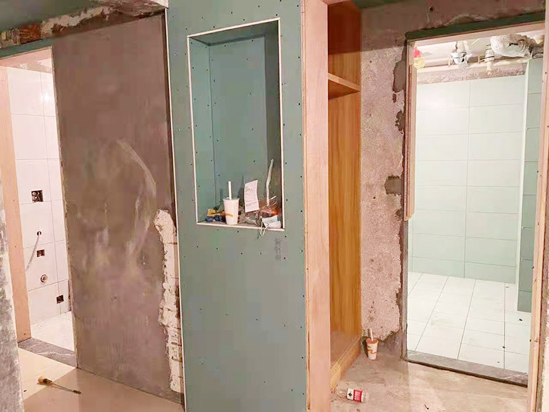 客廳整體裝修翻新：在舊房翻新中最先實施的是主題拆除，其中主要包括墻面、地面、門窗、水路、電路等各方面的拆除。在拆除過程中，廚衛(wèi)的墻磚鏟除中防水層是極易被損壞的，所以裝修在墻面抹灰完成后一定要重新做防水。拆改會產(chǎn)生許多的垃圾，要及時清理，同時老房翻新過程中時刻保持室內(nèi)的清潔，這對于施工也是非常方便的。 第二步就是結(jié)構(gòu)的改造啦。舊房翻新業(yè)主們在做結(jié)構(gòu)優(yōu)化時，廚房、衛(wèi)生間在包立管時一定要留有檢查口以便維修，舊房的承重墻一定不能拆除否則造成安全隱患。 接下來就是隱蔽工程的實施了。其中包括檢查吊頂內(nèi)的供水、空調(diào)