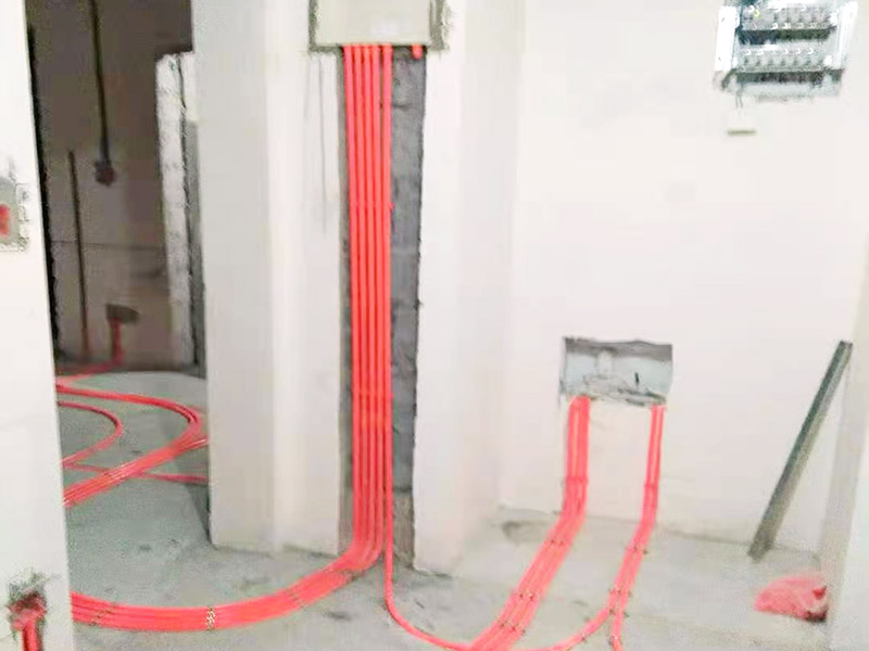 全屋電路布線：首先根據(jù)實際情況定位，定位完成后，電工根據(jù)定位和電路走向，開布線槽，線路槽很有講究，要橫平豎直，不過，規(guī)范的做法，不允許開橫槽，因為會影響墻的承受力。布線一般采用線管暗埋的方式。線管有冷彎管和PVC管兩種，冷彎管可以彎曲而不斷裂，是布線的最好選擇，因為它的轉(zhuǎn)角是有弧度的，線可以隨時更換，而不用開墻。冷彎管要用彎管工具，弧度應(yīng)該是線管直徑的10倍，這樣穿線或拆線，才能順利。