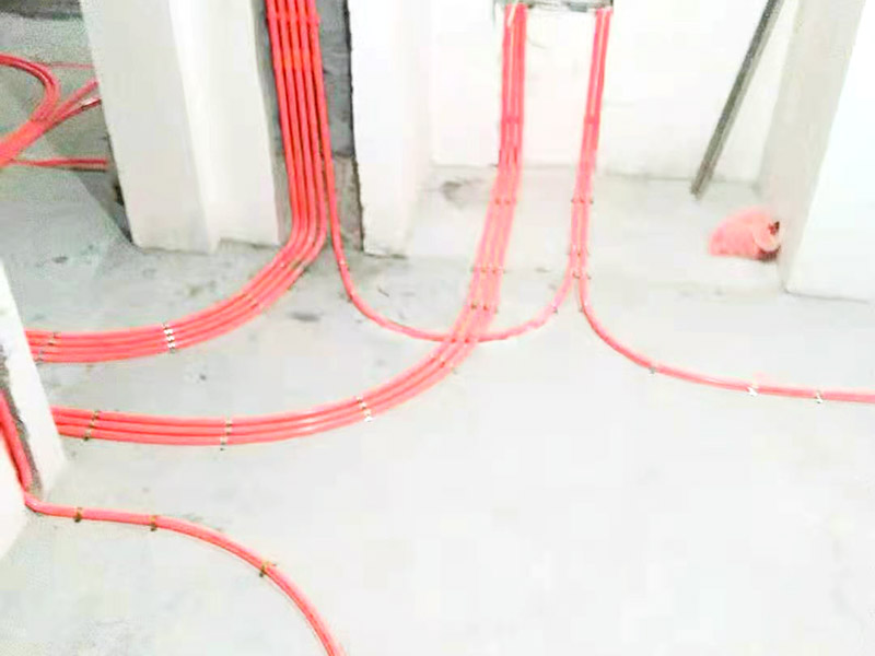 全屋電路布線：首先根據(jù)實際情況定位，定位完成后，電工根據(jù)定位和電路走向，開布線槽，線路槽很有講究，要橫平豎直，不過，規(guī)范的做法，不允許開橫槽，因為會影響墻的承受力。布線一般采用線管暗埋的方式。線管有冷彎管和PVC管兩種，冷彎管可以彎曲而不斷裂，是布線的最好選擇，因為它的轉(zhuǎn)角是有弧度的，線可以隨時更換，而不用開墻。冷彎管要用彎管工具，弧度應(yīng)該是線管直徑的10倍，這樣穿線或拆線，才能順利。