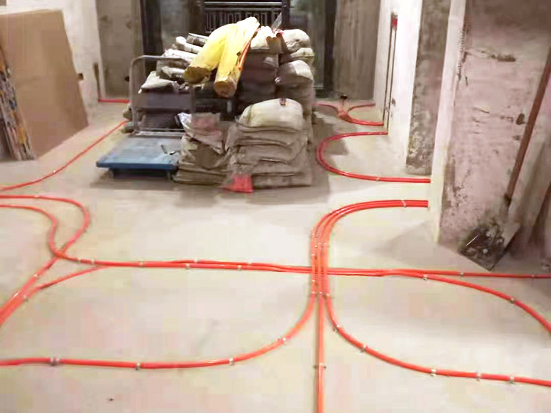 全屋電路布線：首先根據(jù)實際情況定位，定位完成后，電工根據(jù)定位和電路走向，開布線槽，線路槽很有講究，要橫平豎直，不過，規(guī)范的做法，不允許開橫槽，因為會影響墻的承受力。布線一般采用線管暗埋的方式。線管有冷彎管和PVC管兩種，冷彎管可以彎曲而不斷裂，是布線的最好選擇，因為它的轉(zhuǎn)角是有弧度的，線可以隨時更換，而不用開墻。冷彎管要用彎管工具，弧度應(yīng)該是線管直徑的10倍，這樣穿線或拆線，才能順利。