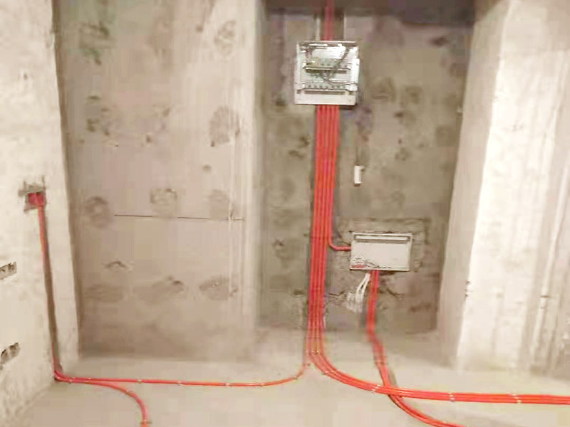 全屋電路布線：首先根據(jù)實際情況定位，定位完成后，電工根據(jù)定位和電路走向，開布線槽，線路槽很有講究，要橫平豎直，不過，規(guī)范的做法，不允許開橫槽，因為會影響墻的承受力。布線一般采用線管暗埋的方式。線管有冷彎管和PVC管兩種，冷彎管可以彎曲而不斷裂，是布線的最好選擇，因為它的轉(zhuǎn)角是有弧度的，線可以隨時更換，而不用開墻。冷彎管要用彎管工具，弧度應(yīng)該是線管直徑的10倍，這樣穿線或拆線，才能順利。