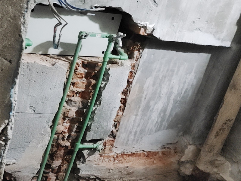 衛(wèi)生間水電改造：電路工程時，必須先安裝管道，然后再通過布線，以便在日后更換時布線不動。 通過管子不能用軟管防止死角。 沿方向在墻或地面上創(chuàng)建凹槽。 側(cè)溝會損害建筑物整體的負(fù)荷，抗震性能降低，墻面容易破碎，因此溝槽的開口部分不允許超過30cm。 測試水路壓力，檢查合格后留出回路的施工圖。 圖形必須與實際匹配。 圖紙還應(yīng)當(dāng)標(biāo)明布線規(guī)格和開關(guān)，插座的位置。