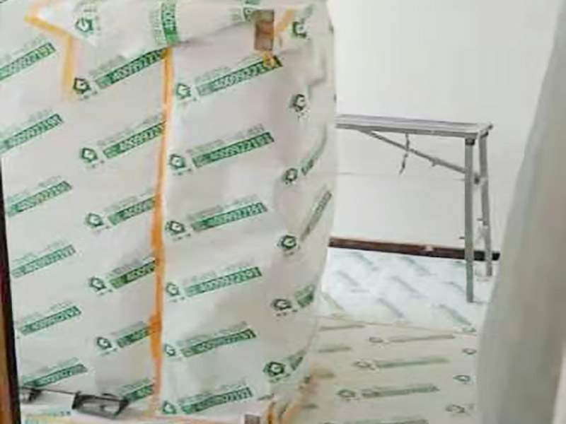 地面家具成品保護(hù)：滿鋪成品瓦楞紙板，再用干凈彩條布滿鋪在普通石膏板上，在彩條布交接處及轉(zhuǎn)角處用膠帶固定，也可選用木芯板或三夾板。材料選用視上人、車情況而定。門套的保護(hù)方式：用原門框保護(hù)膜，或者多層板或密度板，報(bào)紙，美紋紙保護(hù)等
