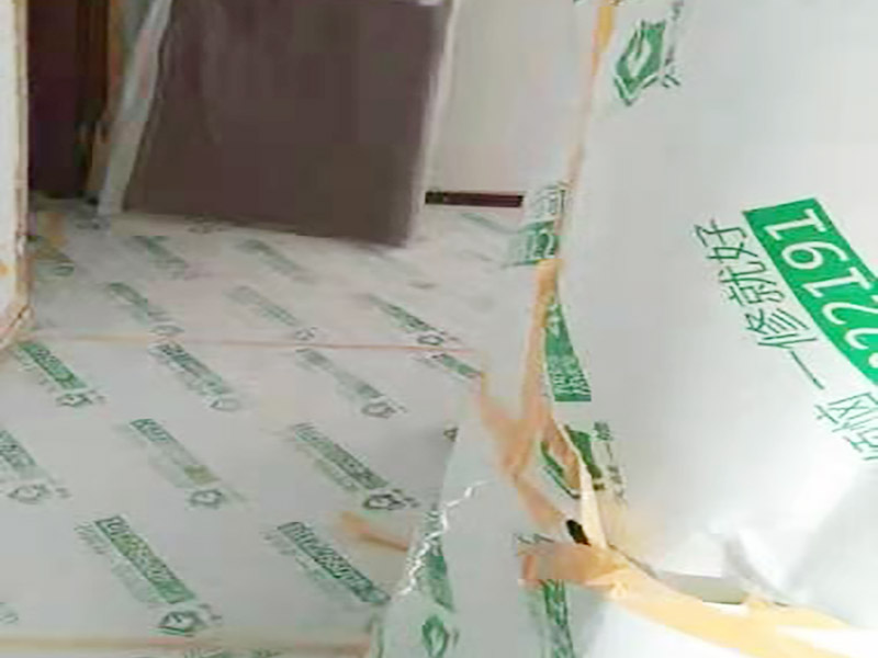 地面家具成品保護(hù)：滿鋪成品瓦楞紙板，再用干凈彩條布滿鋪在普通石膏板上，在彩條布交接處及轉(zhuǎn)角處用膠帶固定，也可選用木芯板或三夾板。材料選用視上人、車情況而定。門套的保護(hù)方式：用原門框保護(hù)膜，或者多層板或密度板，報(bào)紙，美紋紙保護(hù)等