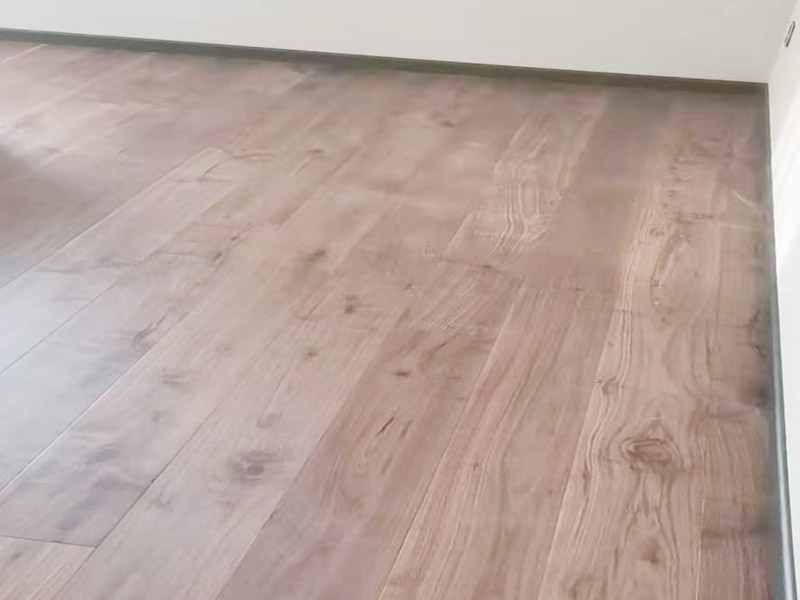 【成都地板劃痕修復】木地板不小心被劃了，用地板補漆筆可以修