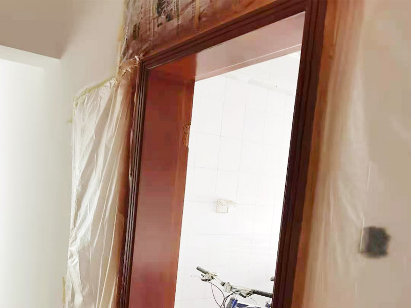 門框刷漆維修：把木門上面的把手等裝飾品都卸下來，防止下一步作業(yè)時劃傷手，也有利于均勻涂刷木門油漆。用粗砂紙把需要刷油漆的地方都打磨一遍，注意轉(zhuǎn)角的地方不要打磨的太厲害，保持木門原來的形狀。把刷完一遍漆的木門放置四到五個小時，等油漆干透。木門油漆干透后，拿細砂紙把木門從頭到尾再打磨一遍。這一次打磨是為了把油漆上刷的不均勻的地方打磨平，利于后面繼續(xù)刷漆。刷漆第二和三遍把把手等步卸下來的裝飾物安裝回去。