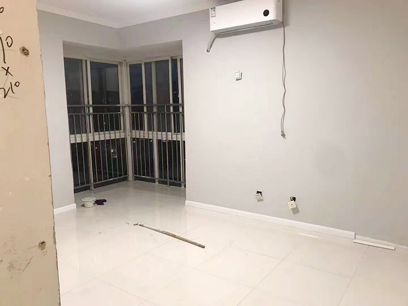 墻面滾刷乳膠漆：墻面修補：毛坯墻體?；鶎訄怨?，不得有起砂、脫落等現象。陰陽角須彈墨線來衡量水平度。前一遍膩子干透，后一遍方能施工。 刮膩子：墻砌好后，進行兩道抹灰，基面加以修飾、補平。抹灰完后，刷乳膠漆?；举I成品膩子粉，加水攪拌即可了。 墻面打磨：刮膩子后，基層不平整。需砂紙打磨修復。中間可用燈泡照明，方便檢查平整度。 油漆操作：施工方法有排刷、輥刷、噴槍、批。排刷：省料，費時間，干燥快，盡量一次完成，否則易產生接痕。輥刷：效果普通，浪費油漆，性價比高。噴槍：效果好，速度快，省時，不易修補。批：效果好，費料。