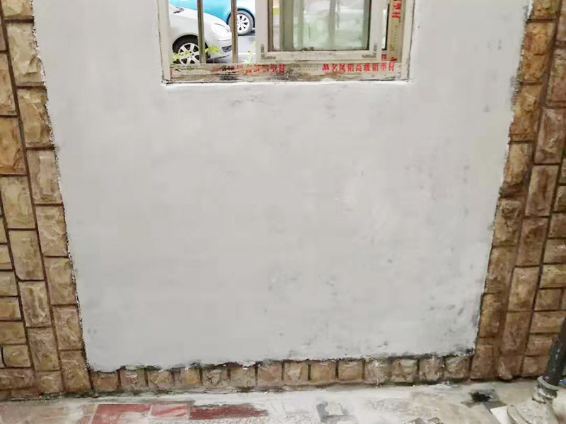 墻面局部翻新：基層裂縫的處理方法，薄而多遍的水泥砂漿抹面：鋼絲刷刷掉起皮的涂料面層。 墻面問題處理辦法，進(jìn)行涂料施工、清理墻面，尤其是深顏色的涂料兌水過多可能導(dǎo)致浮色發(fā)花等不良現(xiàn)象：云石機(jī)切出空鼓的墻面，達(dá)到原有墻面的高度、油污進(jìn)行徹底清洗干凈，刷界面劑，涂刷兩遍墻面漆，批刮柔性膩?zhàn)樱阂早P刀清除墻面已松動(dòng)的膩?zhàn)訉印?待基層完全干燥后，進(jìn)行涂料施工舊房翻新按照下面的步驟，可以用小錘子輕輕敲擊