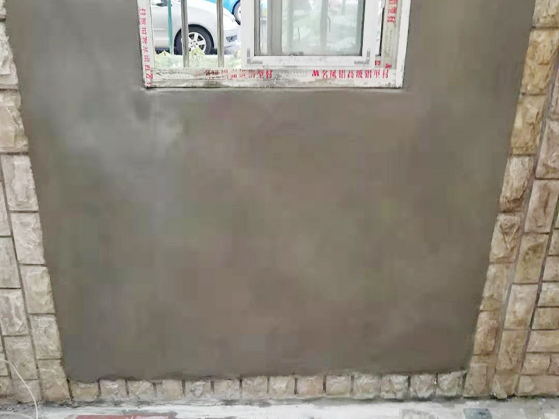 墻面局部翻新：基層裂縫的處理方法，薄而多遍的水泥砂漿抹面：鋼絲刷刷掉起皮的涂料面層。 墻面問題處理辦法，進(jìn)行涂料施工、清理墻面，尤其是深顏色的涂料兌水過多可能導(dǎo)致浮色發(fā)花等不良現(xiàn)象：云石機(jī)切出空鼓的墻面，達(dá)到原有墻面的高度、油污進(jìn)行徹底清洗干凈，刷界面劑，涂刷兩遍墻面漆，批刮柔性膩?zhàn)樱阂早P刀清除墻面已松動(dòng)的膩?zhàn)訉印?待基層完全干燥后，進(jìn)行涂料施工舊房翻新按照下面的步驟，可以用小錘子輕輕敲擊