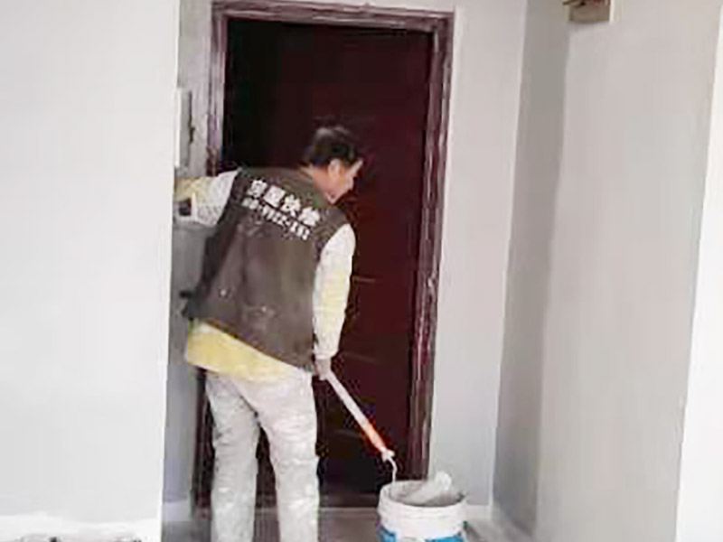 墻面刷墻固施工：1.將墻面清潔干凈，抹灰。 2.然后用石膏在墻面找平，批刮膩?zhàn)印?3.將抹過膩?zhàn)拥膲γ孀錾把a(bǔ)。 4.涂一層防水膩?zhàn)訉?，再滾涂兩遍乳膠漆。 5.最后將腳線和其他處油漆清理干凈，檢查墻面。