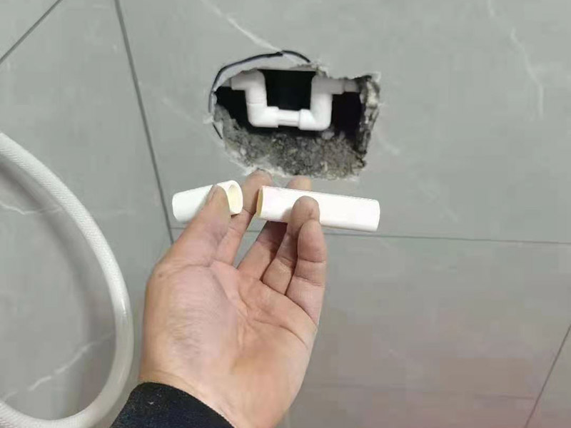 墻內(nèi)水管漏水更換：墻內(nèi)水管漏水，鑿開墻找到漏水點徹底修理好。另外，也可以水電工人先看看什么情況。衛(wèi)生間穿墻管道周邊破壞防水層，但根本就沒有對防水層認真認真修復，漏水隱患很大。穿墻套管漏水有地面上穿墻套管和地面下穿墻套管。