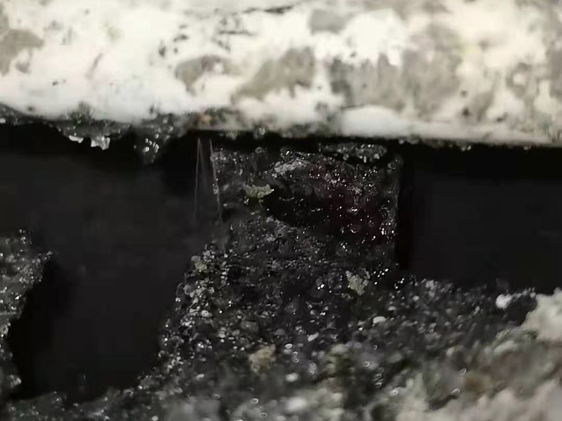 墻內(nèi)水管漏水更換：墻內(nèi)水管漏水，鑿開墻找到漏水點徹底修理好。另外，也可以水電工人先看看什么情況。衛(wèi)生間穿墻管道周邊破壞防水層，但根本就沒有對防水層認真認真修復，漏水隱患很大。穿墻套管漏水有地面上穿墻套管和地面下穿墻套管。