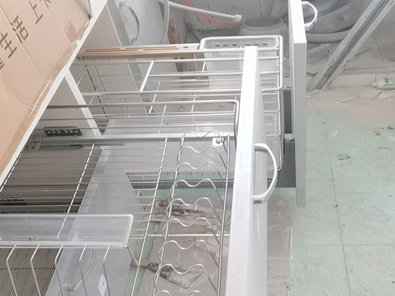 水槽拉籃安裝:首先要將水槽放置到臺(tái)面中心的對(duì)應(yīng)開(kāi)口的地方，確保水槽固定不松動(dòng)就可以了。然后就是安裝水龍頭的進(jìn)水口，將原先安裝在水龍頭上的進(jìn)水管一段連接到開(kāi)關(guān)處，這里也要反復(fù)確認(rèn)連接是否牢固，而且太松太緊都不好。如果使用的是冷熱水龍頭配件，冷熱水管的位置一般都是左熱右冷，在安裝的時(shí)候可以再確認(rèn)一下，以免安裝相反。
