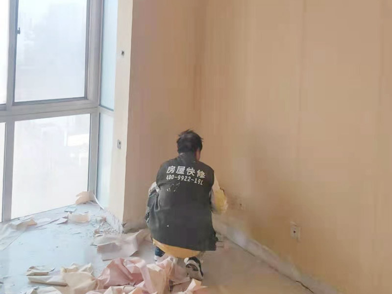 墻面撕舊墻紙：要粘貼新墻紙，最好就是將舊墻紙剝除，這樣可以使得新墻紙更加結實的粘在墻上。但也可以在舊墻紙上鋪新墻紙，但這種做法有時并不是個好主意，因為粘合劑受潮后，會導致新舊墻紙一起從墻面脫落。此外，若用新墻紙覆蓋接縫處的舊墻紙，重疊的印記將顯露在新墻紙上。如果由于情況需要，您仍然希望在舊墻紙上貼新墻紙，那么您應該先把接縫打磨平整，將松散的墻紙條撕掉，并將舊墻紙銜接處的松散邊緣重新粘貼在墻壁上，然后再開始貼新的墻紙。