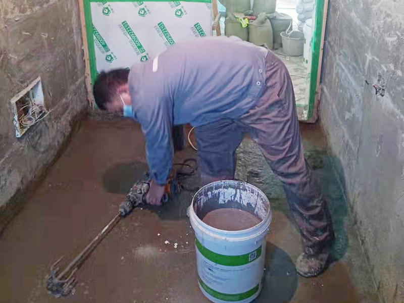 調(diào)制水泥地面找平： 一般房屋的地面上有比較凸出的地方，可以采用旋轉(zhuǎn)平磨的方式將高的地方打磨下去前提是下邊沒(méi)有管道。如果高的地方不打磨，那么找平出來(lái)的地面就會(huì)出現(xiàn)由齒刮刮出來(lái)的地面在高的地方同樣留下了同樣多的水泥，最后找出來(lái)的地面好是高的地方依然高，低的地方依然低。同時(shí)打磨還能節(jié)約不少的用料，這是地面找平中一個(gè)很重要的步驟。