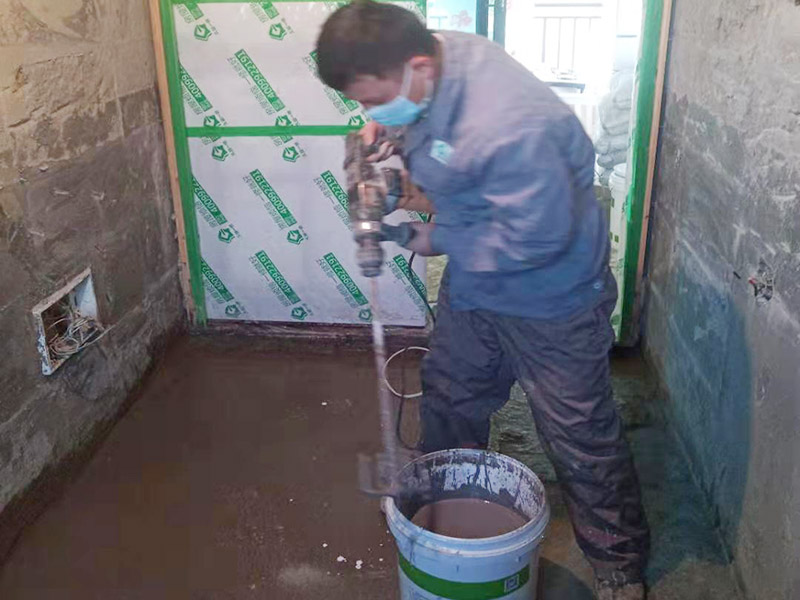調(diào)制水泥地面找平： 一般房屋的地面上有比較凸出的地方，可以采用旋轉(zhuǎn)平磨的方式將高的地方打磨下去前提是下邊沒(méi)有管道。如果高的地方不打磨，那么找平出來(lái)的地面就會(huì)出現(xiàn)由齒刮刮出來(lái)的地面在高的地方同樣留下了同樣多的水泥，最后找出來(lái)的地面好是高的地方依然高，低的地方依然低。同時(shí)打磨還能節(jié)約不少的用料，這是地面找平中一個(gè)很重要的步驟。