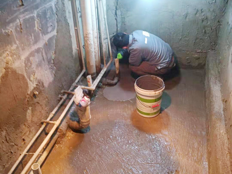 調(diào)制水泥地面找平： 一般房屋的地面上有比較凸出的地方，可以采用旋轉(zhuǎn)平磨的方式將高的地方打磨下去前提是下邊沒(méi)有管道。如果高的地方不打磨，那么找平出來(lái)的地面就會(huì)出現(xiàn)由齒刮刮出來(lái)的地面在高的地方同樣留下了同樣多的水泥，最后找出來(lái)的地面好是高的地方依然高，低的地方依然低。同時(shí)打磨還能節(jié)約不少的用料，這是地面找平中一個(gè)很重要的步驟。