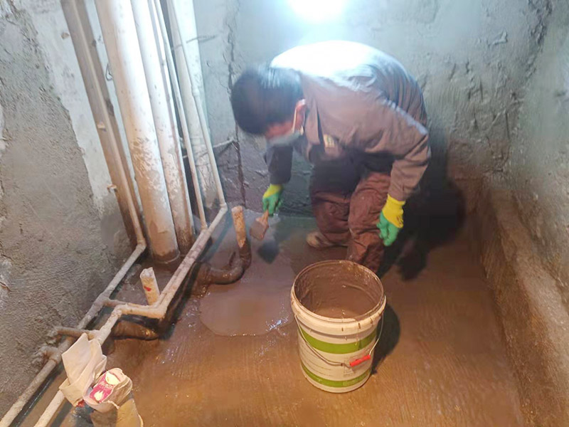 調(diào)制水泥地面找平： 一般房屋的地面上有比較凸出的地方，可以采用旋轉(zhuǎn)平磨的方式將高的地方打磨下去前提是下邊沒(méi)有管道。如果高的地方不打磨，那么找平出來(lái)的地面就會(huì)出現(xiàn)由齒刮刮出來(lái)的地面在高的地方同樣留下了同樣多的水泥，最后找出來(lái)的地面好是高的地方依然高，低的地方依然低。同時(shí)打磨還能節(jié)約不少的用料，這是地面找平中一個(gè)很重要的步驟。