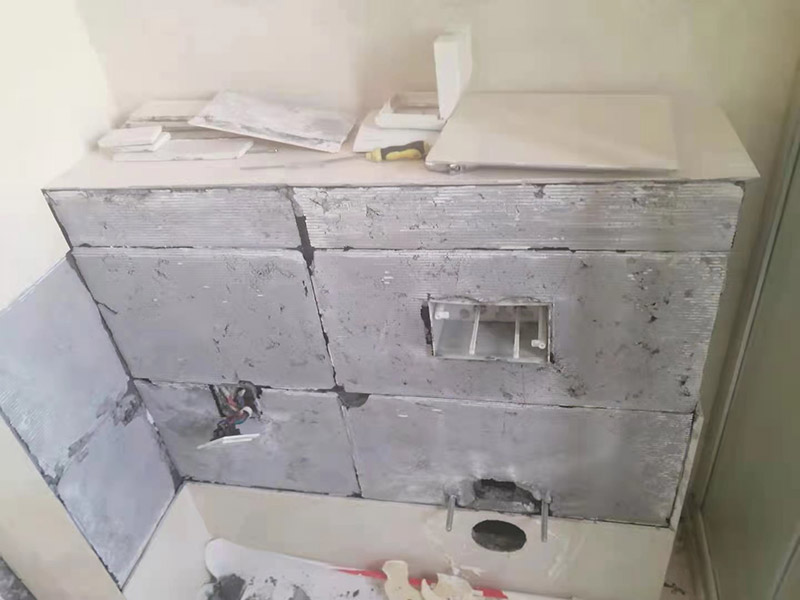 衛(wèi)生間地面改造：對于衛(wèi)生間改造，其次就是需要對其做相應(yīng)的防水處理。因為在日常的家庭中，衛(wèi)生間的水是處處可見的，非常潮濕。衛(wèi)生間內(nèi)的防水涂料是由地面延伸到墻面的，涂刷過程中精良的保證厚度均勻。還需要處理好地面和墻面交界處的各類管件的涂刷。待防水處理完全確定后，等待地面干透就可以做后續(xù)的工程了。這里要著重提醒，衛(wèi)生間下水口位置的防水要特別處理好，保證今后的檢查與維修。