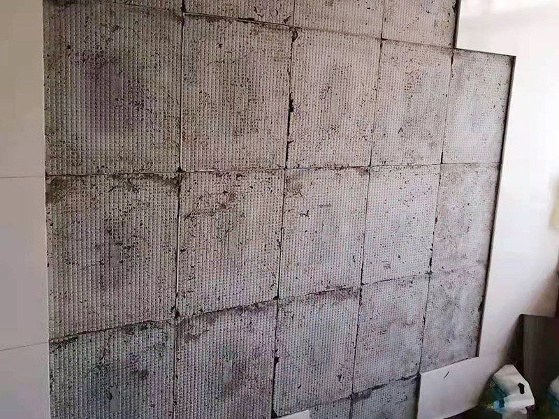衛(wèi)生間地面防水：首先，用小金屬榔頭敲墻面、地面，如果發(fā)現(xiàn)“噗噗”的空聲，意味著里面有空鼓，必須把空鼓部分全部敲掉。然后仔細(xì)清理四個墻面基層和地面，拔掉鐵釘，清理雜土垃圾，好用清水沖洗一遍，然后待其干燥。衛(wèi)生間各種下水管能不改動，盡量不要去改動；萬一要改動，千萬不能用水泥沙漿去填孔隙，一定要堵漏王分三次去填。
