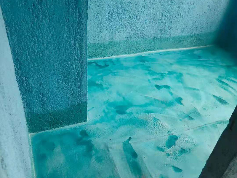 基層處理是衛(wèi)生間做防水的基礎工作，要找平地面，確保地面的平整干凈。鋪貼涂料時要做到用力均勻，不能漏刷、缺刷，避免脫落、開裂等，過于干燥的季節(jié)也不適宜做防水。涂刷的厚度小于1毫米比較好。做完防水涂層后一定要涂上表面防護涂料，對內部材料起到保護的作用。鋪保護層與鋪防水涂料一樣要做到均勻、無裂痕、不脫落。閉水實驗是衛(wèi)生間做防水的最后一步，對防水施工進行檢查。在防水層徹底干透后，在衛(wèi)生間蓄水24小時以上，看是否有漏水等現(xiàn)象。