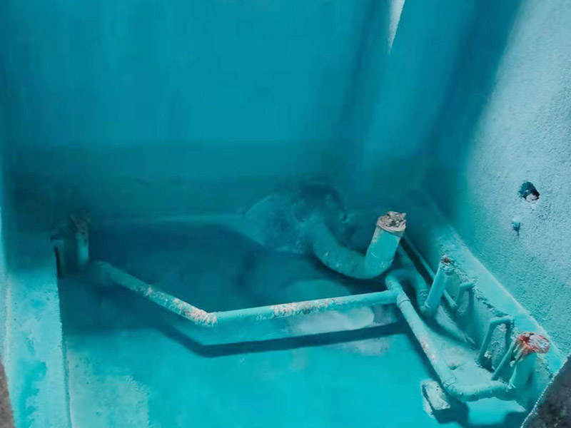 基層處理是衛(wèi)生間做防水的基礎工作，要找平地面，確保地面的平整干凈。鋪貼涂料時要做到用力均勻，不能漏刷、缺刷，避免脫落、開裂等，過于干燥的季節(jié)也不適宜做防水。涂刷的厚度小于1毫米比較好。做完防水涂層后一定要涂上表面防護涂料，對內部材料起到保護的作用。鋪保護層與鋪防水涂料一樣要做到均勻、無裂痕、不脫落。閉水實驗是衛(wèi)生間做防水的最后一步，對防水施工進行檢查。在防水層徹底干透后，在衛(wèi)生間蓄水24小時以上，看是否有漏水等現(xiàn)象。
