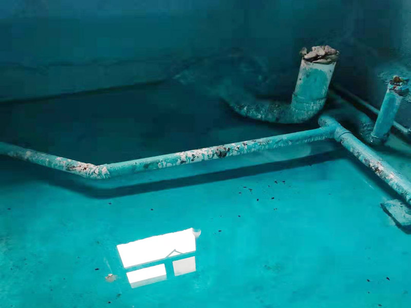 基層處理是衛(wèi)生間做防水的基礎工作，要找平地面，確保地面的平整干凈。鋪貼涂料時要做到用力均勻，不能漏刷、缺刷，避免脫落、開裂等，過于干燥的季節(jié)也不適宜做防水。涂刷的厚度小于1毫米比較好。做完防水涂層后一定要涂上表面防護涂料，對內部材料起到保護的作用。鋪保護層與鋪防水涂料一樣要做到均勻、無裂痕、不脫落。閉水實驗是衛(wèi)生間做防水的最后一步，對防水施工進行檢查。在防水層徹底干透后，在衛(wèi)生間蓄水24小時以上，看是否有漏水等現(xiàn)象。