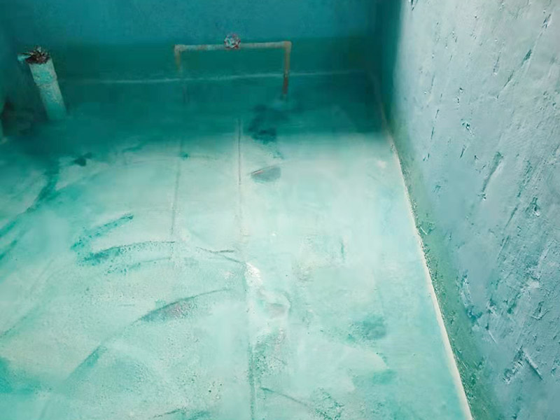 基層處理是衛(wèi)生間做防水的基礎工作，要找平地面，確保地面的平整干凈。鋪貼涂料時要做到用力均勻，不能漏刷、缺刷，避免脫落、開裂等，過于干燥的季節(jié)也不適宜做防水。涂刷的厚度小于1毫米比較好。做完防水涂層后一定要涂上表面防護涂料，對內部材料起到保護的作用。鋪保護層與鋪防水涂料一樣要做到均勻、無裂痕、不脫落。閉水實驗是衛(wèi)生間做防水的最后一步，對防水施工進行檢查。在防水層徹底干透后，在衛(wèi)生間蓄水24小時以上，看是否有漏水等現(xiàn)象。