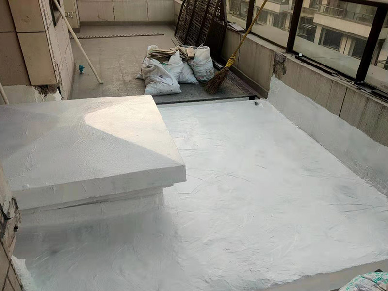 屋面高彈涂刷：清理基層，施工前要將基層表面的塵土和雜物清理干凈，然后用熱熔法改性瀝青卷材對防水層施工前在水落口、管根、陰陽角等細(xì)部先做好附加層。熱熔封邊，用噴槍將卷材搭接處加熱，讓其粘結(jié)牢固，然后涂刷第一遍防水涂料。防水施工前要先保證地面干凈、干燥，防水涂料要滿涂，確保無遺漏，與基層結(jié)合要牢固，無裂紋和氣泡等，防水涂料厚度要達(dá)到產(chǎn)品規(guī)定的要求。
