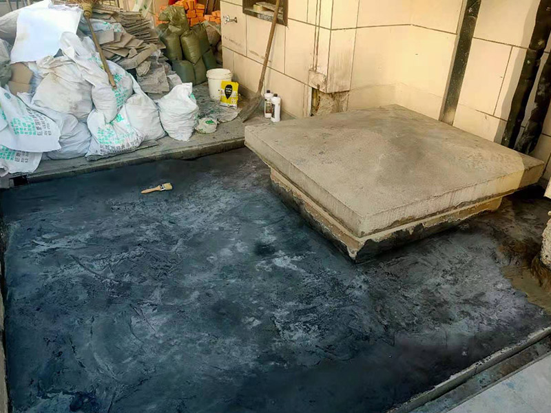 屋面高彈涂刷：清理基層，施工前要將基層表面的塵土和雜物清理干凈，然后用熱熔法改性瀝青卷材對防水層施工前在水落口、管根、陰陽角等細(xì)部先做好附加層。熱熔封邊，用噴槍將卷材搭接處加熱，讓其粘結(jié)牢固，然后涂刷第一遍防水涂料。防水施工前要先保證地面干凈、干燥，防水涂料要滿涂，確保無遺漏，與基層結(jié)合要牢固，無裂紋和氣泡等，防水涂料厚度要達(dá)到產(chǎn)品規(guī)定的要求。
