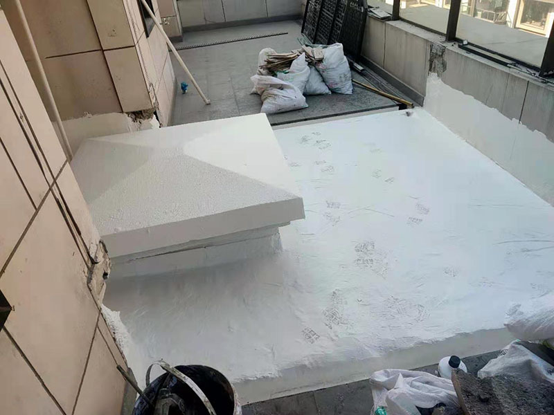覆蓋底部丙綸保護(hù)層：清理基層，施工前要將基層表面的塵土和雜物清理干凈，然后用熱熔法改性瀝青卷材對(duì)防水層施工前在水落口、管根、陰陽角等細(xì)部先做好附加層。鋪貼卷材，首先卷材的厚度要符合要求，將防水卷材裁剪成相應(yīng)的尺寸，用火焰噴槍加熱基層和卷材的交接處，趁卷材的材面剛剛?cè)刍瘯r(shí)將卷材向前滾鋪、粘貼。鋪貼平面與立面相連接的卷材應(yīng)由下向上進(jìn)行。 熱熔封邊，用噴槍將卷材搭接處加熱，讓其粘結(jié)牢固，然后涂刷第一遍防水涂料。防水施工前要先保證地面干凈、干燥，防水涂料要滿涂，確保無遺漏，與基層結(jié)合要牢固，無裂紋和氣泡等，防水涂料厚度要達(dá)到產(chǎn)品規(guī)定的要求。