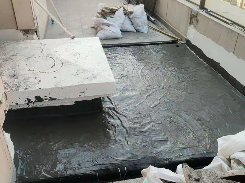 覆蓋底部丙綸保護(hù)層：清理基層，施工前要將基層表面的塵土和雜物清理干凈，然后用熱熔法改性瀝青卷材對(duì)防水層施工前在水落口、管根、陰陽角等細(xì)部先做好附加層。鋪貼卷材，首先卷材的厚度要符合要求，將防水卷材裁剪成相應(yīng)的尺寸，用火焰噴槍加熱基層和卷材的交接處，趁卷材的材面剛剛?cè)刍瘯r(shí)將卷材向前滾鋪、粘貼。鋪貼平面與立面相連接的卷材應(yīng)由下向上進(jìn)行。 熱熔封邊，用噴槍將卷材搭接處加熱，讓其粘結(jié)牢固，然后涂刷第一遍防水涂料。防水施工前要先保證地面干凈、干燥，防水涂料要滿涂，確保無遺漏，與基層結(jié)合要牢固，無裂紋和氣泡等，防水涂料厚度要達(dá)到產(chǎn)品規(guī)定的要求。