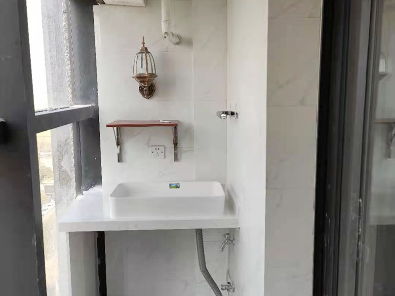 陽(yáng)臺(tái)定制水槽安裝：水槽在安裝前一定要先確定好安裝的位置和尺寸，這樣方便我們按照尺寸訂購(gòu)，最好是有水槽平面圖，免得數(shù)據(jù)不精確，導(dǎo)致返工。 另外，水槽安裝牢固以后，不要左右搖晃，很容易留下縫隙，造成松動(dòng)。而且，最應(yīng)該留意的也是連接處縫隙的密封性。水槽放入臺(tái)面后，需要在墻體和臺(tái)面間安裝配套的掛件，但安裝過(guò)程中盡量多注意水槽的密封效果，最好能做好閉水試驗(yàn)。