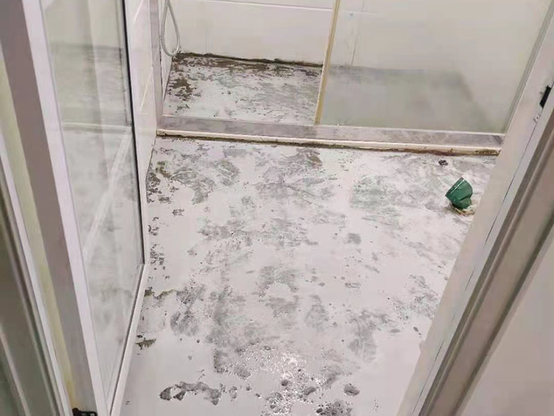 浴室貼磚裝修翻新：在鋪貼瓷磚前，我們要先把還沒涂抹水泥的地磚鋪在地上，并敲平，然后在地磚上涂滿水泥，鋪在地面，鋪地磚的過程中要對(duì)齊四塊磚的對(duì)角位置。   另外，在鋪貼瓷磚時(shí)也要講究鋪貼順序，在鋪地磚時(shí)應(yīng)從內(nèi)向外貼，有坡度或地漏的地方，要注意排水方向找坡，而墻面磚應(yīng)從下往上貼，底層的瓷磚要最后貼，這樣鋪貼出來才美觀，我們鋪完地磚后還要壓地磚。