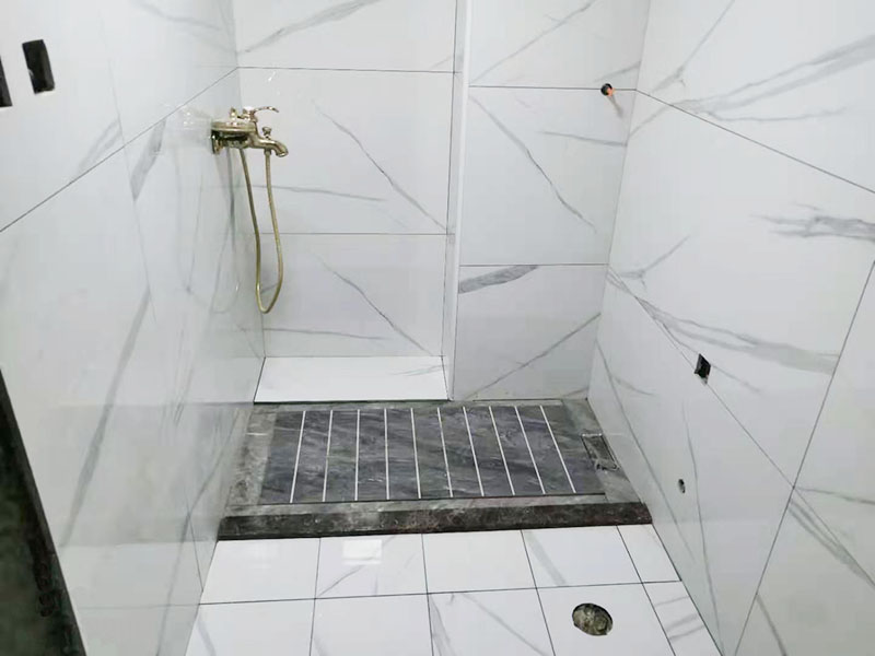 浴室貼磚裝修翻新：在鋪貼瓷磚前，我們要先把還沒涂抹水泥的地磚鋪在地上，并敲平，然后在地磚上涂滿水泥，鋪在地面，鋪地磚的過程中要對(duì)齊四塊磚的對(duì)角位置。   另外，在鋪貼瓷磚時(shí)也要講究鋪貼順序，在鋪地磚時(shí)應(yīng)從內(nèi)向外貼，有坡度或地漏的地方，要注意排水方向找坡，而墻面磚應(yīng)從下往上貼，底層的瓷磚要最后貼，這樣鋪貼出來才美觀，我們鋪完地磚后還要壓地磚。