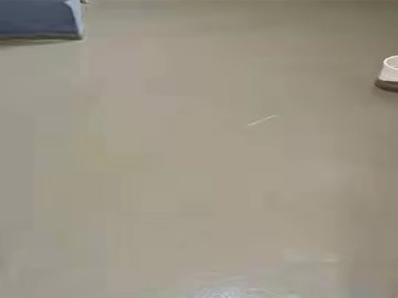 地面找平貼磚裝修：現(xiàn)在比較普遍的地面磚鋪貼方法就是濕鋪法，這種鋪貼方法與干鋪法不同之處在于將1：3的干性水泥漿替換成水泥沙漿和普通水。需要注意的是這種鋪貼法在鋪貼過程中容易產(chǎn)生氣泡和空鼓，這樣就會影響地磚的使用壽命。也是因?yàn)檫@種原因使其價(jià)格便宜，操作簡單。地磚鋪貼方法之波打線鋪法：這種鋪貼法也稱花邊或波導(dǎo)線、邊線等。這種鋪貼法主要用在地面周邊或者玄關(guān)等處，是作為樓地面沿墻邊四周所做的裝飾線，寬度不一樣。