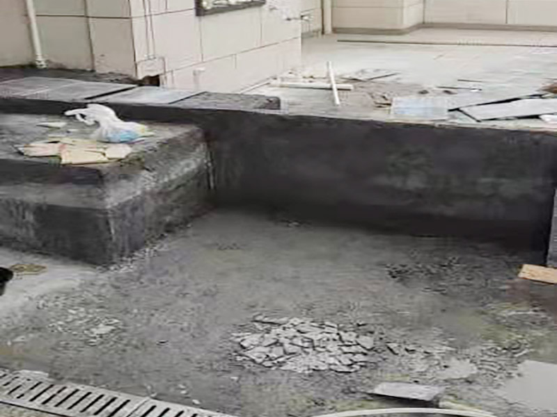 陽(yáng)臺(tái)地面處理施工:防水能力差、表面比較光滑且不具備防滑能力的瓷磚，鋪裝在陽(yáng)臺(tái)地面上是比較危險(xiǎn)的事情。如果特別需要在陽(yáng)臺(tái)地面鋪設(shè)瓷磚的話，建議盡量選用亞光面、光線反射率較低、同時(shí)具有防凍、防水、防滑等特點(diǎn)的瓷磚進(jìn)行陽(yáng)臺(tái)的地面鋪設(shè)。 　
