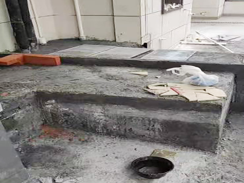 陽(yáng)臺(tái)地面處理施工:防水能力差、表面比較光滑且不具備防滑能力的瓷磚，鋪裝在陽(yáng)臺(tái)地面上是比較危險(xiǎn)的事情。如果特別需要在陽(yáng)臺(tái)地面鋪設(shè)瓷磚的話，建議盡量選用亞光面、光線反射率較低、同時(shí)具有防凍、防水、防滑等特點(diǎn)的瓷磚進(jìn)行陽(yáng)臺(tái)的地面鋪設(shè)。 　