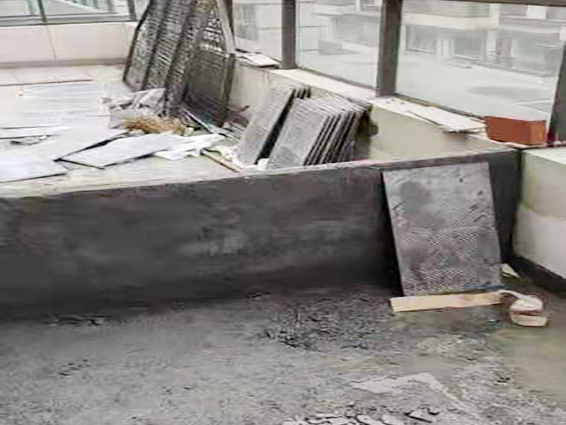 陽(yáng)臺(tái)地面處理施工:防水能力差、表面比較光滑且不具備防滑能力的瓷磚，鋪裝在陽(yáng)臺(tái)地面上是比較危險(xiǎn)的事情。如果特別需要在陽(yáng)臺(tái)地面鋪設(shè)瓷磚的話，建議盡量選用亞光面、光線反射率較低、同時(shí)具有防凍、防水、防滑等特點(diǎn)的瓷磚進(jìn)行陽(yáng)臺(tái)的地面鋪設(shè)。 　