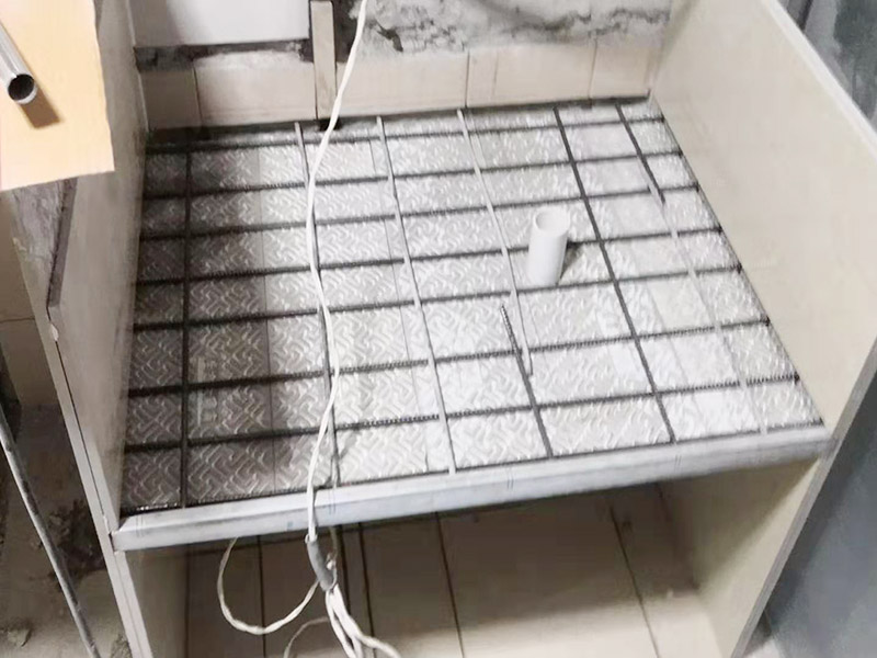 磚砌櫥柜施工：磚砌櫥柜相對(duì)于集成櫥柜來說，磚砌櫥柜使用到的材料大多數(shù)都是無污染的原材料，它的環(huán)保系數(shù)還是可以的。磚砌櫥柜比較經(jīng)濟(jì)耐用，它的質(zhì)地比較結(jié)實(shí)，隨隨便便應(yīng)該是損壞不了的，即使長期的做菜做飯動(dòng)靜很大，也不至于直接會(huì)損壞櫥柜。 1.先砌好櫥柜底座或背墻磚，貼好踢腳線邊條。 2.預(yù)留好立柱位置，貼櫥柜底面磚和背墻。 3.制作立柱。 4.站立好立柱后，在槽里加上砂漿，底面槽內(nèi)外端用一小塊?；u墊上，墊的時(shí)候這塊小磚直接與地層的邊磚接觸，保持厚度2公分左右。 5.臺(tái)面放鋼筯和澆筑混凝土。澆筑完成后，安裝臺(tái)面和柜門。臺(tái)面可以采用大理石、石英石或者玻化磚。