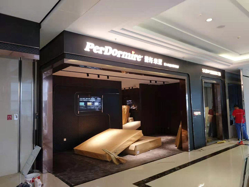 門店裝修翻新:店鋪內(nèi)是要擺放各種商品的，因此店鋪的內(nèi)部一定要合理的布局，專業(yè)的設(shè)計師都知道要進行合理的內(nèi)部設(shè)計，最好是設(shè)計成柜臺或者是墻掛，這樣就可以令商品整齊有序的展示出來，讓消費者更好的挑選商品，提高銷售業(yè)績。先預(yù)算好料，可以先到建材市場問價格，把各種材料價格問清楚，做出一個初步的估算，看是否和自己預(yù)算中的有差別，然后做出調(diào)整。
